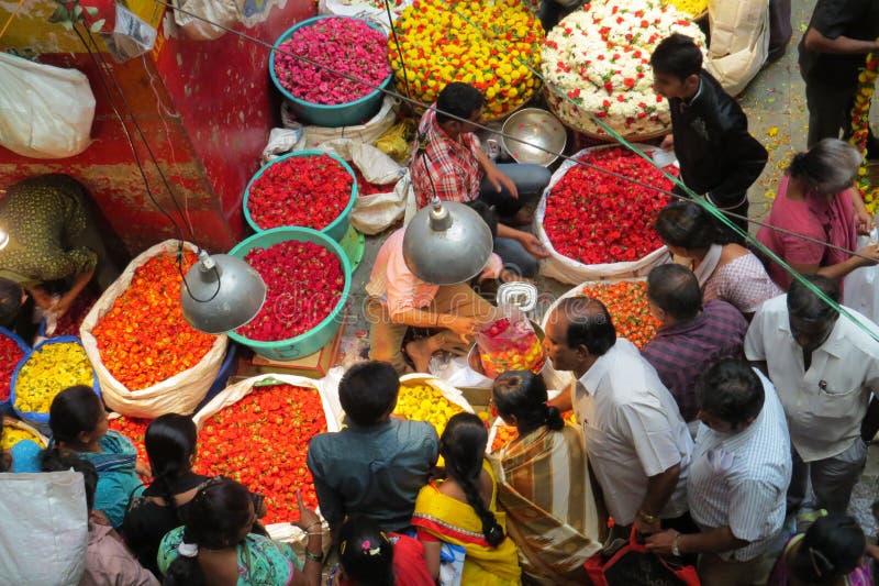 Att sälja blommar på KR-marknaden i Bangalore