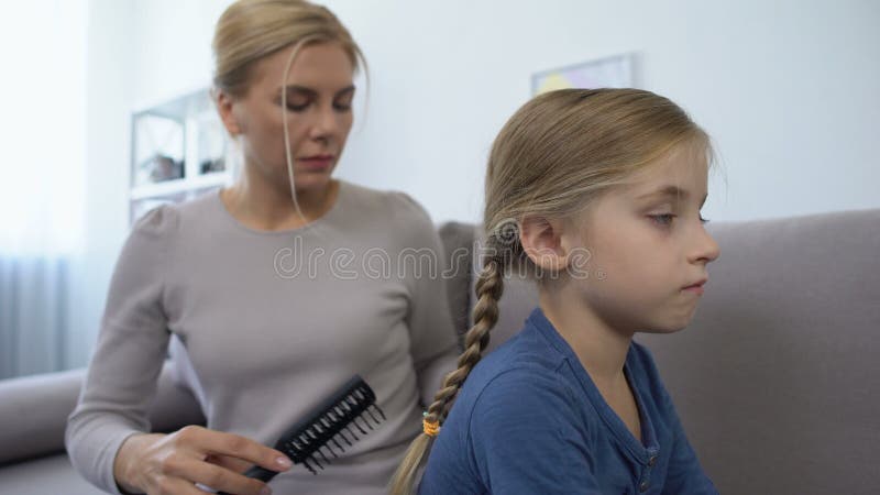 Att ta hand om mödrarna som tillverkar hjärnor och bekämpa hår från en liten dotter, familj lager videofilmer