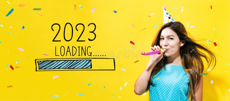Att ta upp det nya året 2023 med unga kvinnor med partitema royaltyfri fotografi