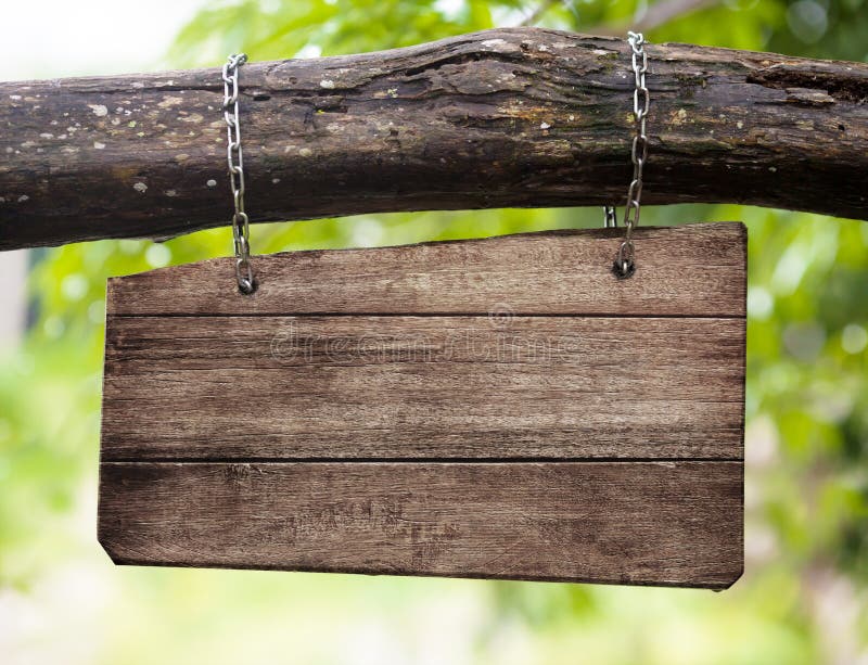 Attaccatura di legno in bianco del bordo del segno all'aperto fotografia stock libera da diritti Attaccatura di legno in bianco del bordo del segno all'aperto fotografia stock libera da diritti