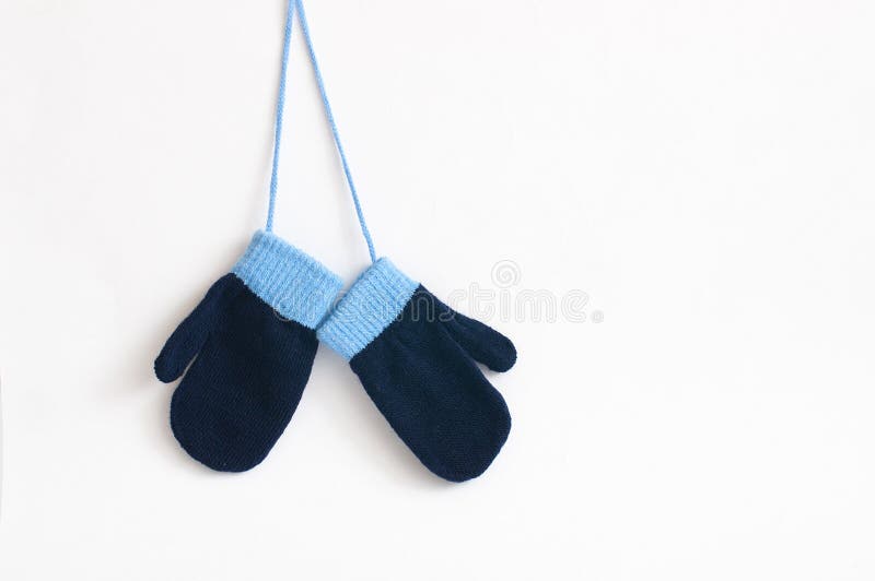 Attaccatura tricottata blu dei guanti isolata su un fondo bianco immagine stock Attaccatura tricottata blu dei guanti isolata su un fondo bianco immagine stock