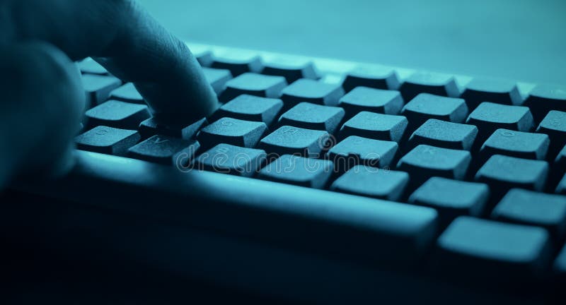 Attacco cyber del pirata informatico di POV fotografia stock Attacco cyber del pirata informatico di POV fotografia stock