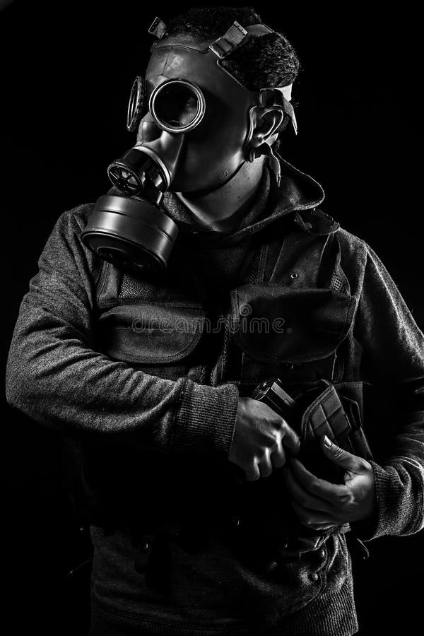 Attacco tossico. Un uomo in una maschera antigas nel fumo. backgro artistico fotografia stock libera da diritti Attacco tossico. Un uomo in una maschera antigas nel fumo. backgro artistico fotografia stock libera da diritti