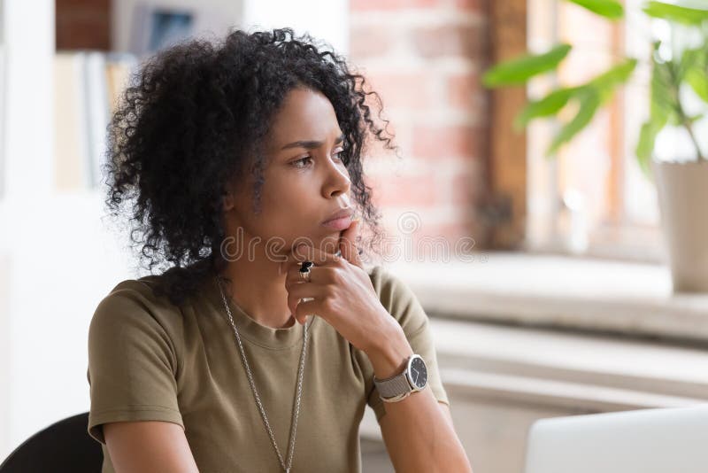 Attenta a una donna d'affari afro-americana o studentessa che si sente incerta