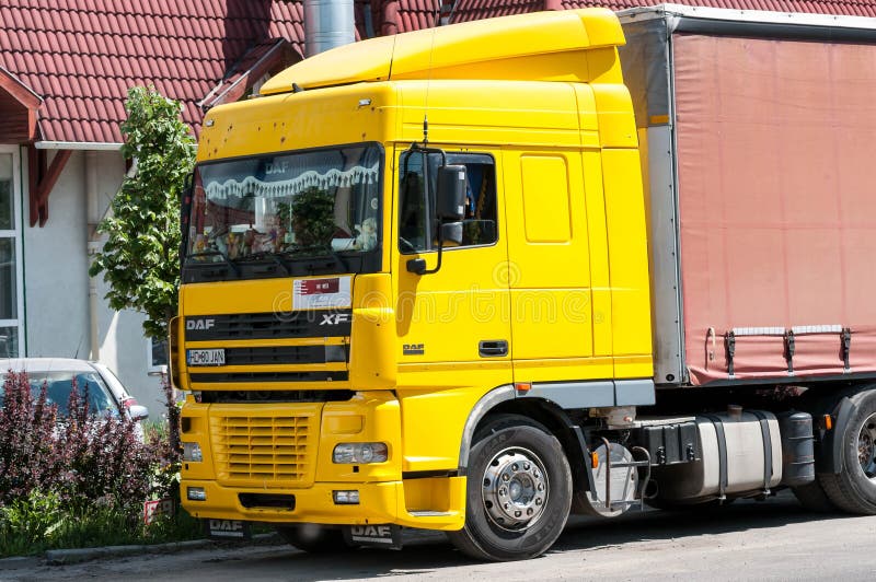 Attente jaune de camion de DAF photos libres de droits Attente jaune de camion de DAF photos libres de droits