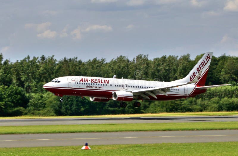 Atterraggio di Boeing 737 800 Air Berlin all'aeroporto Paderborn, Germania fotografia stock libera da diritti Atterraggio di Boeing 737 800 Air Berlin all'aeroporto Paderborn, Germania fotografia stock libera da diritti