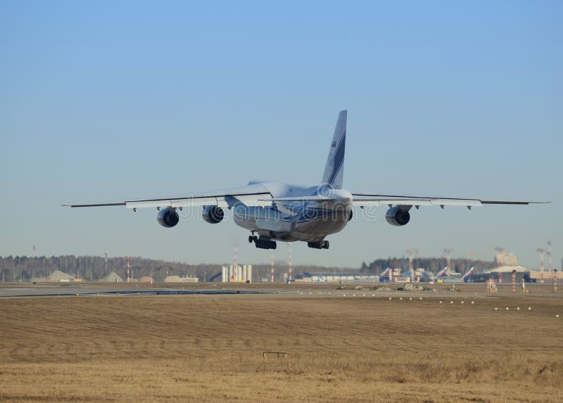 Atterraggio di grande aereo di linea fotografia stock libera da diritti Atterraggio di grande aereo di linea fotografia stock libera da diritti