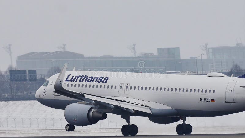 Atterraggio di Lufthansa Airbus A320-200 D-AIZZ sull'aeroporto di Monaco di Baviera, MUC, neve