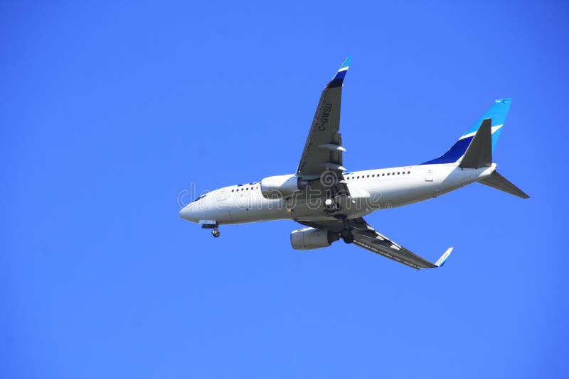 Atterraggio di Westjet del canadese fotografie stock libere da diritti Atterraggio di Westjet del canadese fotografie stock libere da diritti