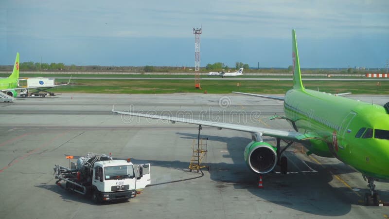 Atterrissage d'avion de turbopropulseur dans l'aéroport de Tolmachevo