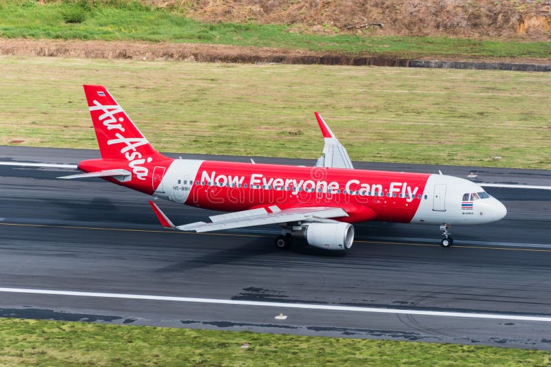 Atterrissage plat de voies aériennes d'Air Asia pendant le matin photo stock Atterrissage plat de voies aériennes d'Air Asia pendant le matin photo stock