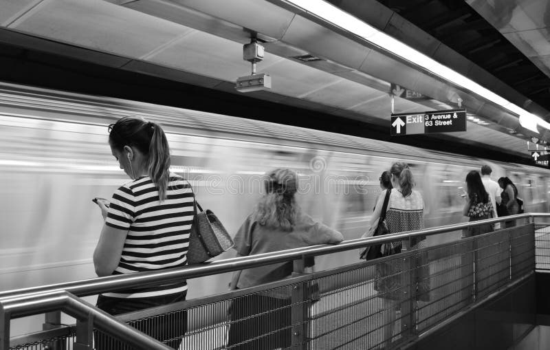 Attesa arrivante in bianco e nero della gente della stazione ferroviaria dell'automobile di metropolitana di new york immagine stock libera da diritti Attesa arrivante in bianco e nero della gente della stazione ferroviaria dell'automobile di metropolitana di new york immagine stock libera da diritti