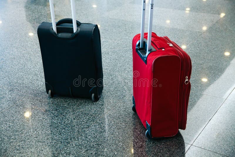 Attesa del blak di rosso blu della borsa dell'aeroporto dei bagagli del bagaglio del passeggero immagini stock libere da diritti Attesa del blak di rosso blu della borsa dell'aeroporto dei bagagli del bagaglio del passeggero immagini stock libere da diritti