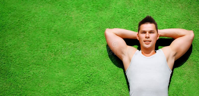 Attitudine sportiva affascinante bell'atleta sdraiato sull'erba verde in alto vista spazio vuoto per testi pubblicitari