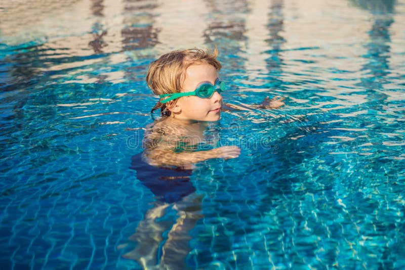 Attivit? sullo stagno, bambini che nuotano e che giocano nell'acqua, nella felicit? e nell'estate fotografia stock libera da diritti Attivit? sullo stagno, bambini che nuotano e che giocano nell'acqua, nella felicit? e nell'estate fotografia stock libera da diritti