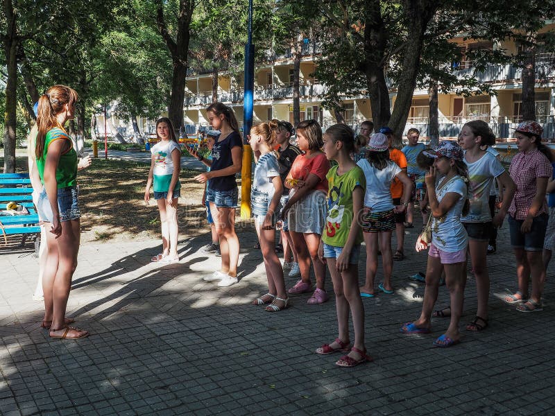 Attività del gioco in un campo dei bambini in città russa Anapa della regione di Krasnodar