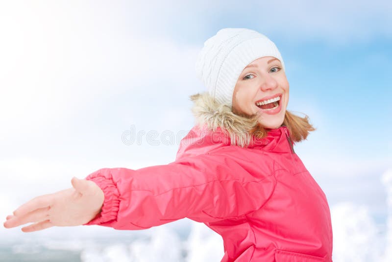 Attività di inverno in natura ragazza felice con le mani aperte che gode della vita immagine stock libera da diritti Attività di inverno in natura ragazza felice con le mani aperte che gode della vita immagine stock libera da diritti