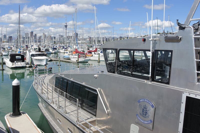 Attracco della barca di servizi della dogana della Nuova Zelanda nel porticciolo di Westhaven fotografie stock Attracco della barca di servizi della dogana della Nuova Zelanda nel porticciolo di Westhaven fotografie stock