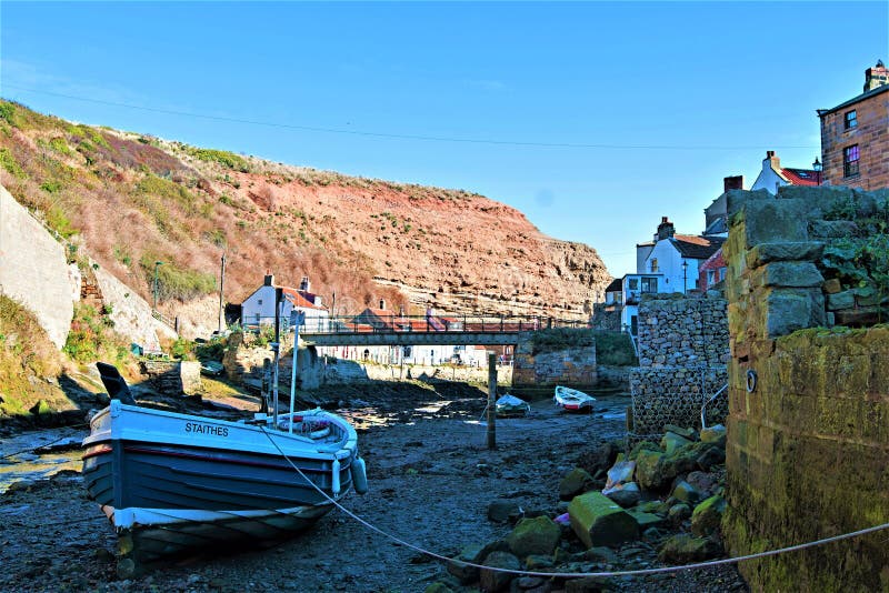 Attracco interno, vicino al porto in Staithes, in North Yorkshire fotografia stock Attracco interno, vicino al porto in Staithes, in North Yorkshire fotografia stock