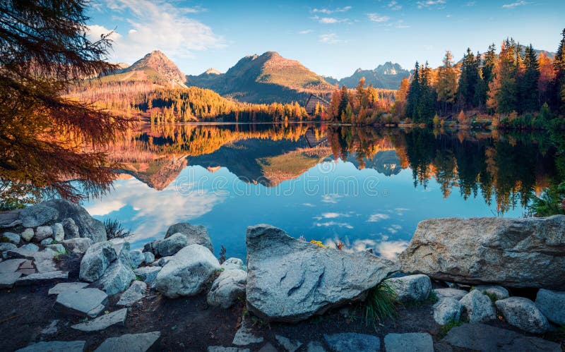 Atraktívny jesenný pohľad na Štrbské pleso. Pokojná ranná scéna národného parku Vysoké Tatry, Slovensko, Európa. Krása prírody