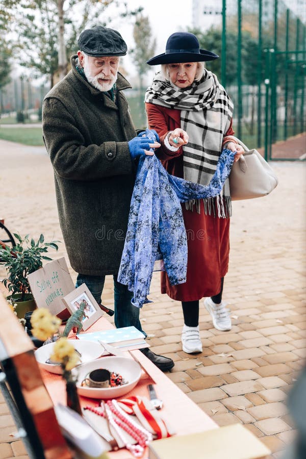 Attractive blonde woman pointing at vintage accessories royalty free stock images Attractive blonde woman pointing at vintage accessories royalty free stock images