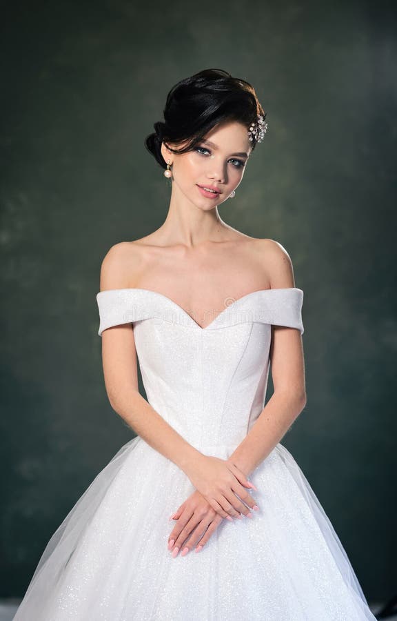 Beautiful Bride White Dress Hairstyle Makeup Stock Photo 1549771352 |  Shutterstock