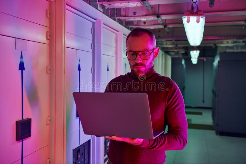Un profesionist atractiv, cu barbă și barbă stock image