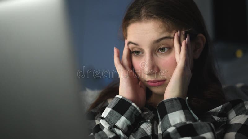Attractive jeune fille à regarder des images horrifiantes sur Internet banque de vidéos
