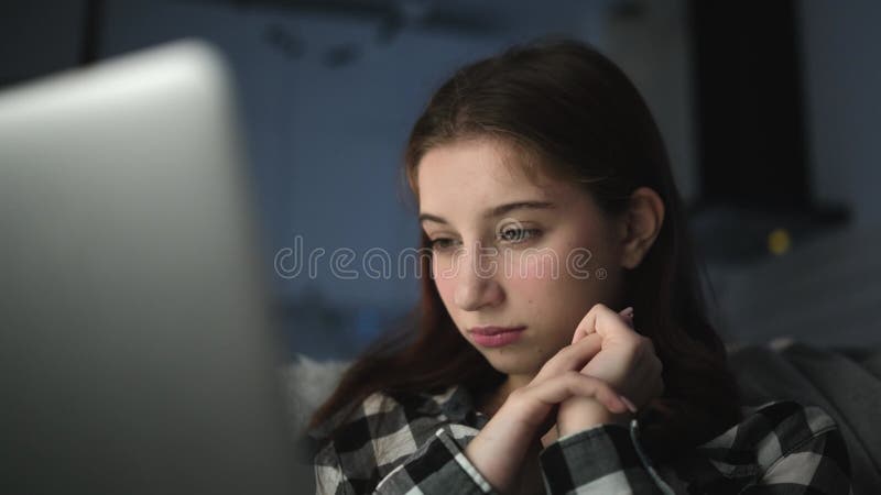 Attractive jeune fille à regarder des images horrifiantes sur Internet banque de vidéos