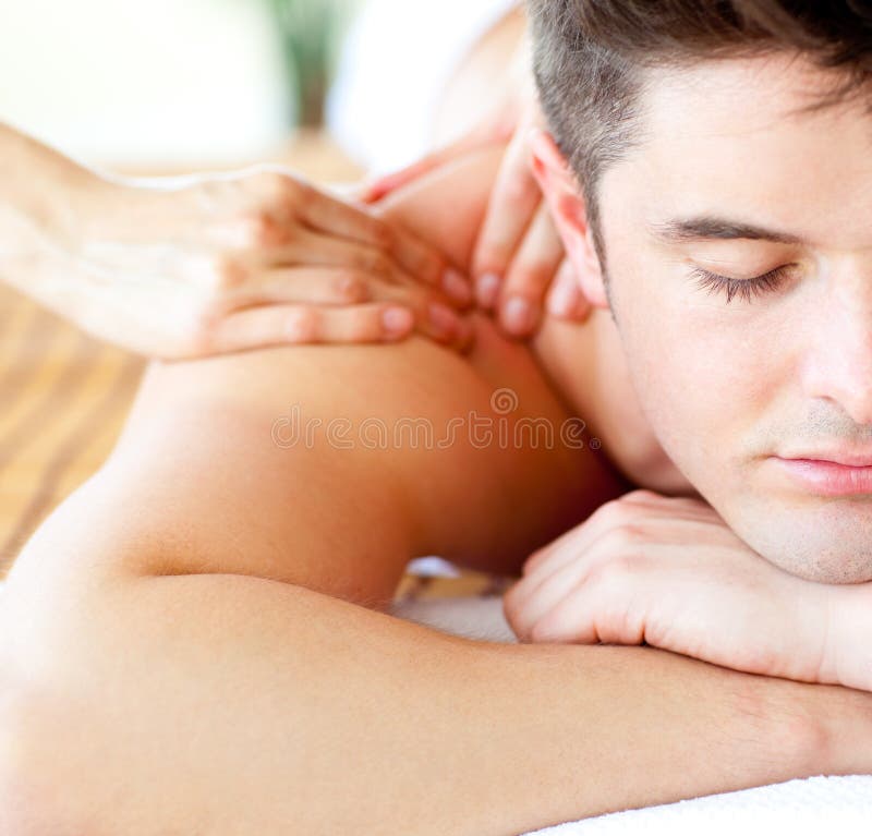 De atractivo hombre con masaje en balneario.
