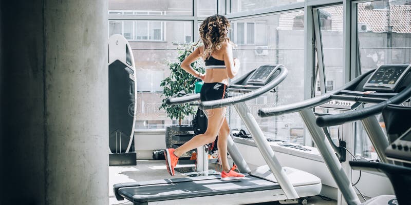 https://thumbs.dreamstime.com/b/attractive-muscular-smiling-fitness-woman-running-treadmill-gym-attractive-muscular-smiling-fitness-woman-running-243063023.jpg