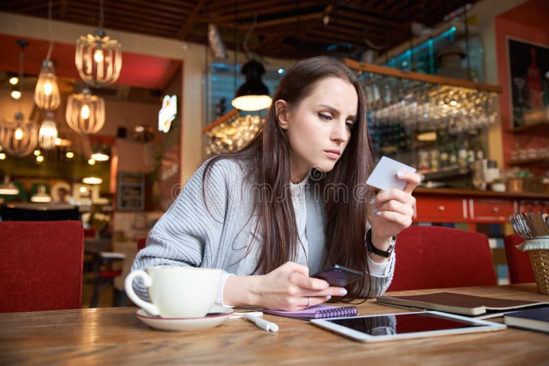 Attractive stylish modern young woman who is shopping in the Int royalty free stock photography Attractive stylish modern young woman who is shopping in the Int royalty free stock photography