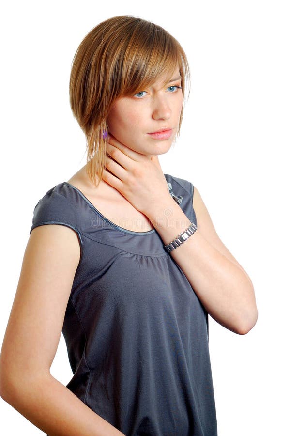 Attraente giovane donna con un mal di gola isolato su uno sfondo bianco.