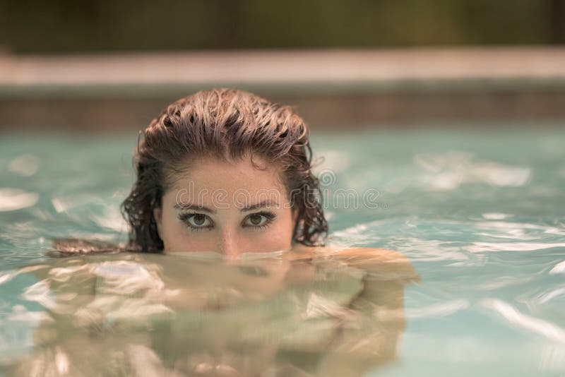 Attractive young woman sticking her head out of the water stock photography Attractive young woman sticking her head out of the water stock photography