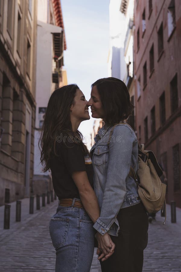 Lesbians Kissinf