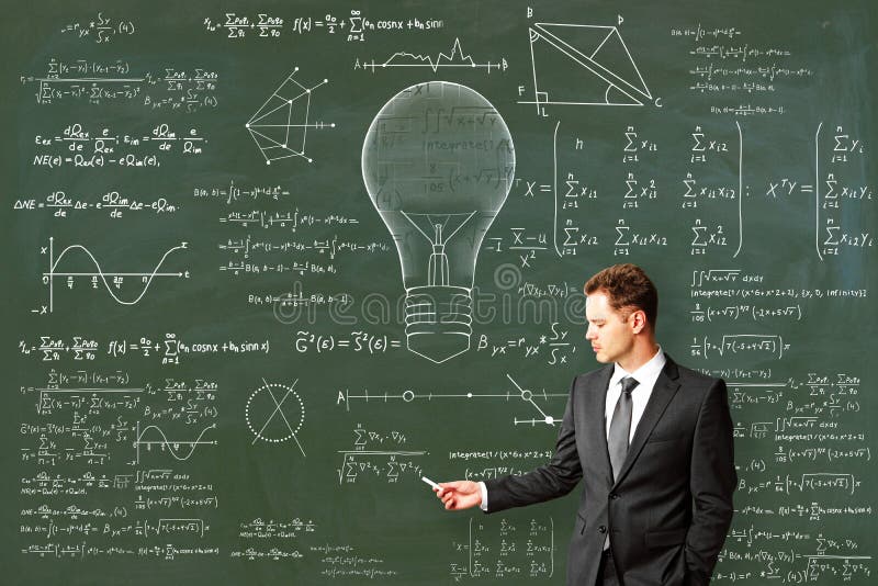 Attraente disegno di un giovane maschio europeo abstract della lampada con formule matematiche sullo sfondo della lavagna della ch fotografia stock libera da diritti