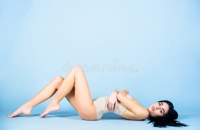 Attraente e sexy Biancheria erotica della donna sexy Ritenere sexy Tuta esile di usura della ragazza Modo di bellezza Femminilit? fotografie stock Attraente e sexy Biancheria erotica della donna sexy Ritenere sexy Tuta esile di usura della ragazza Modo di bellezza Femminilit? fotografie stock