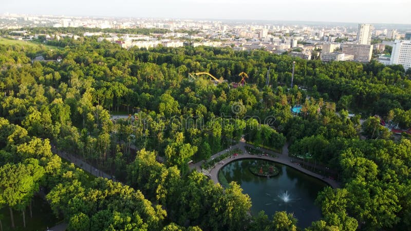 Attraktionen im zentralen Stadtpark Luftschiff Kharkiv