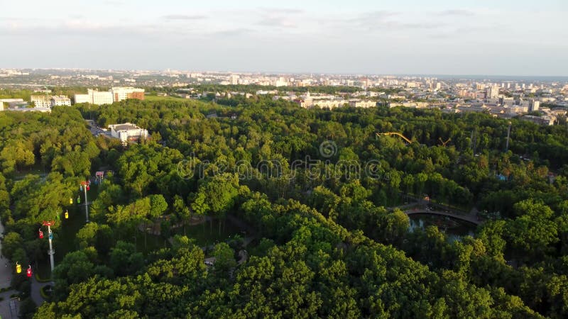 Attraktionen im zentralen Stadtpark Luftschiff Kharkiv