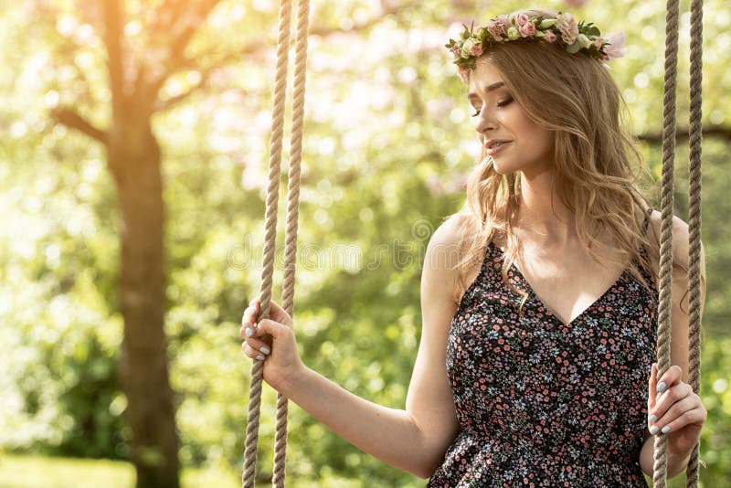 Attraktiv blond flicka i blommande trädgård royaltyfri bild Attraktiv blond flicka i blommande trädgård royaltyfri bild