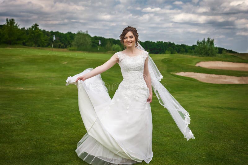 Attraktiv bruddans på grön golfbana royaltyfri bild Attraktiv bruddans på grön golfbana royaltyfri bild