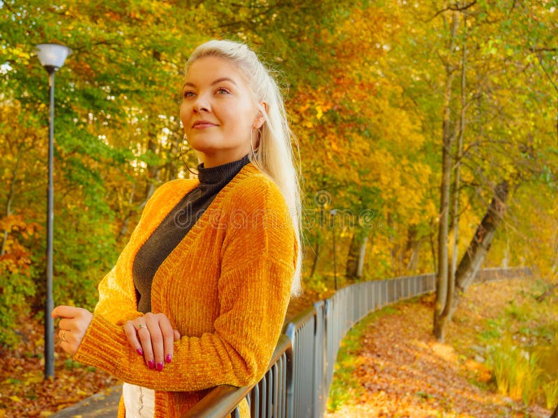 Attraktiv kvinna som går i höstparken arkivfoto