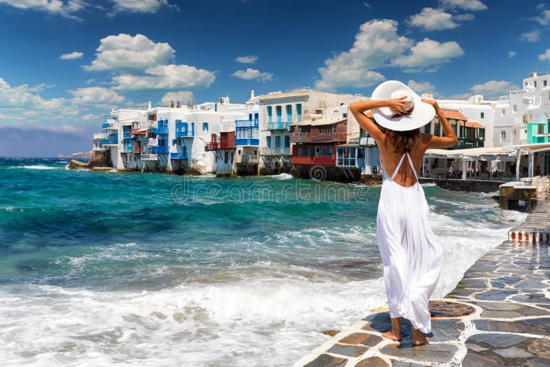 Attraktiv kvinnlig turist i berömda lilla Venedig på den Mykonos ön, Grekland