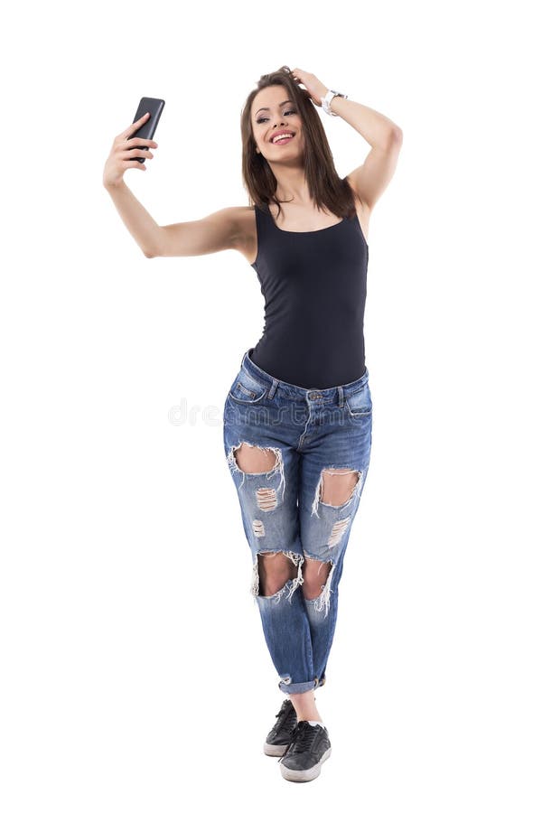 attraktiv ung kvinna som poserar och tar selfiefoto med mobiltelefonen arkivbild attraktiv ung kvinna som poserar och tar selfiefoto med mobiltelefonen arkivbild