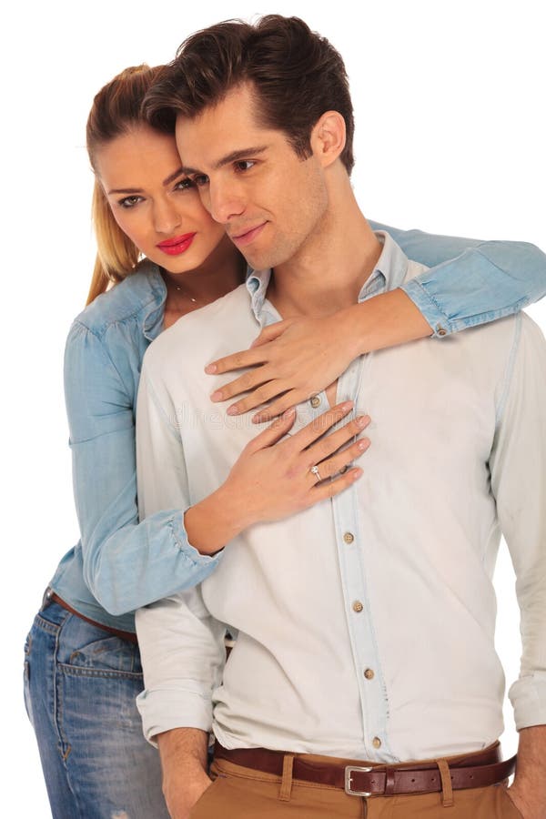 Attraktiva par som poserar i studio arkivfoto Attraktiva par som poserar i studio arkivfoto