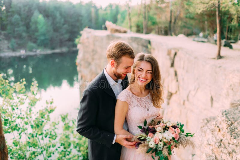 Attraktiva parnygifta personer brud och brudgum skrattar och det ler, lyckliga och glade ögonblicket ceremoni som gifta sig utomh royaltyfria foton Attraktiva parnygifta personer brud och brudgum skrattar och det ler, lyckliga och glade ögonblicket ceremoni som gifta sig utomh royaltyfria foton