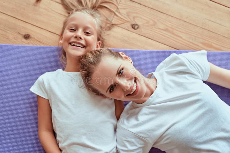 Attraktiva unga kvinnor och hennes lilla charmerande dotter har kul hemma tillsammans Sincere smiles och ömhet royaltyfri bild Attraktiva unga kvinnor och hennes lilla charmerande dotter har kul hemma tillsammans Sincere smiles och ömhet royaltyfri bild