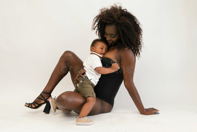 Attraktive afrikanische schwarze junge Frau mit Säuglingssohn familie stockfotografie Attraktive afrikanische schwarze junge Frau mit Säuglingssohn familie stockfotografie