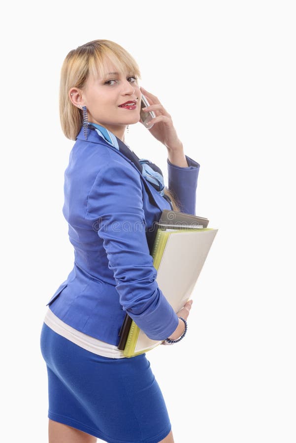 Attraktive blonde Frau im blauen Anzug, Telefon lizenzfreie stockfotografie Attraktive blonde Frau im blauen Anzug, Telefon lizenzfreie stockfotografie