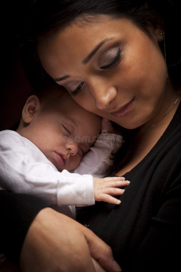 Attraktive ethnische Frau mit ihrem neugeborenen Baby stockfoto Attraktive ethnische Frau mit ihrem neugeborenen Baby stockfoto